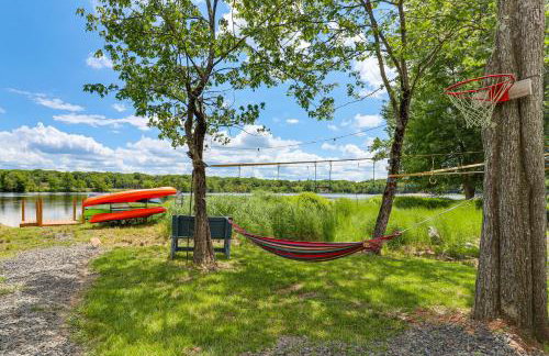 Lakefront Pocono Retreat w/ Hot Tub & Movie Hub - Foto 41