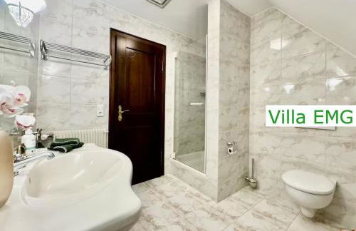 Luxus Ferienhaus Villa EMG München in Moosburg mit Pool, SPA, Kamin, Wald, See für Familien Gruppen bis 24 Personen - Foto 46