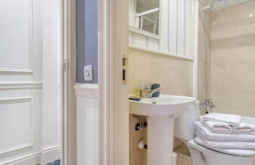 Elegant 3-Bedroom Apartment in Exclusive Barrio Salamanca Stylish & Spacious - Photo 15