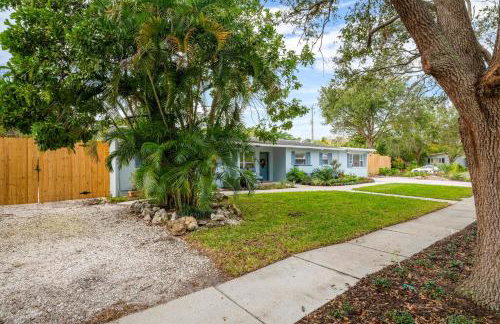 Coastal Vibes! Tropical heated pool home short drive to the beach - Foto 41