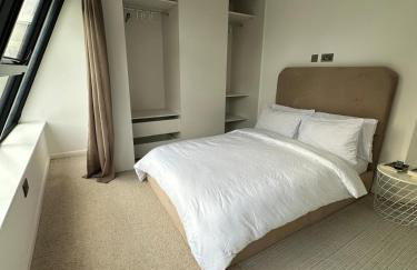 Contemporary 3-Bed Penthouse with River Views - Foto 10