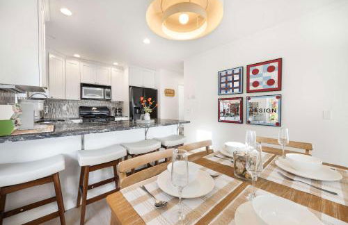 Rare 2BR Modern Urban Escape Free Parking - Foto 17