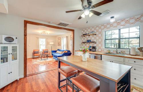 Walk to Main Street Cottage with Deck in Bandera! - Foto 6