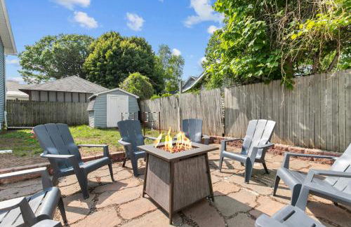 Roomy Central Hub, Games, Fire Pit & Downtown Fun - Foto 51