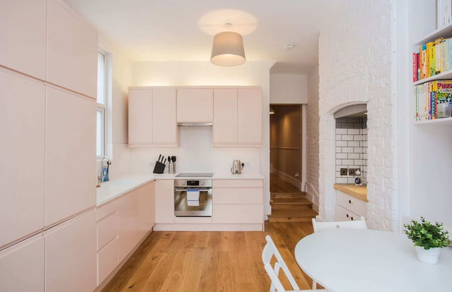 Stylish & Modern 3 Bed Flat in NW London With Garden - Foto 12