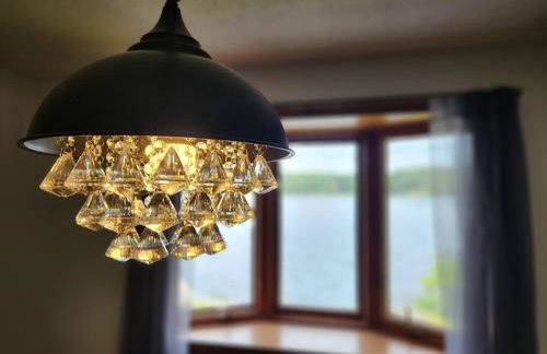 Spacious Accessible Waterfront Retreat with Hot Tub - Foto 13