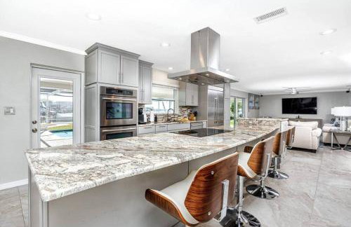 Luxe Private Waterfront Getaway with Pool in Ozona - Foto 6