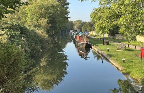 Swan Cottage 2-Bedroom-Netflix-Parking-Nature-Canal - Photo 51