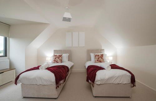 Spacious 5BR Home Near New Forest & Coast - Parking - Sleeps 10 - Photo 9