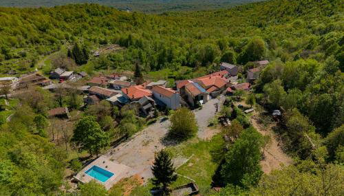 Familija Lovrinovi Retreat with Shared Pool - Photo 5