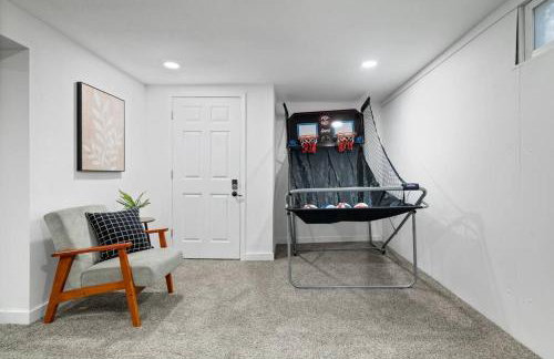 Urban Oasis Cozy Home Near Downtown with Game Room and Firepit - Foto 30