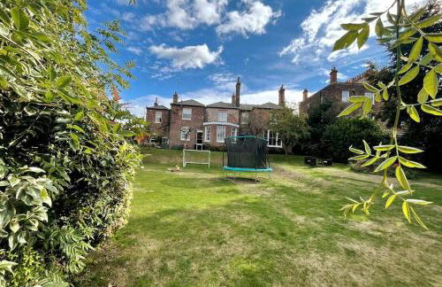 Perfect Family & Friends Home, Free Parking Security Onsite - Photo 28