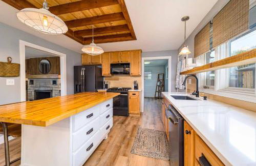 Cheerful & cozy farmhouse 2 bedroom home - Foto 2