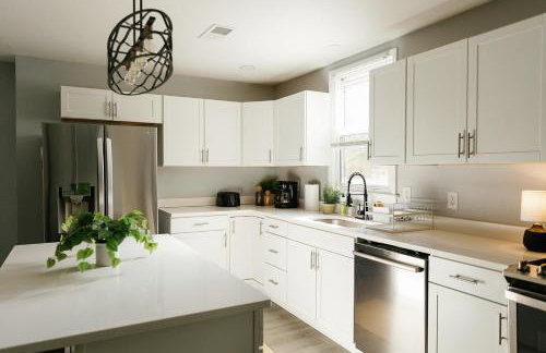 "The Homestead" UPSCALE STAY - Downtown with Yard - Foto 10