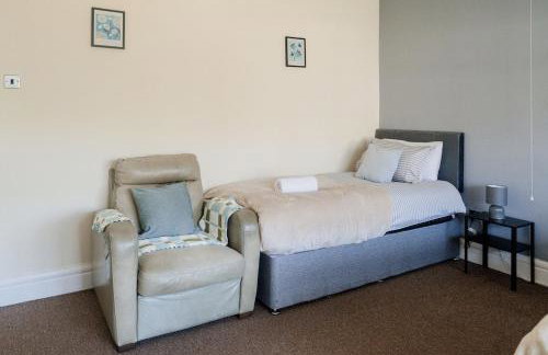 Spacious 6 bedroom House in Dudley with optional Nursery-Drive and Garage-Families and Contractors Welcome - Foto 16