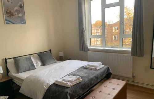 Vauxhall Central - Spacious 3-Bed Serviced Apartment- Balcony-Free Parking - Lift - Sleeps 7 - Foto 15