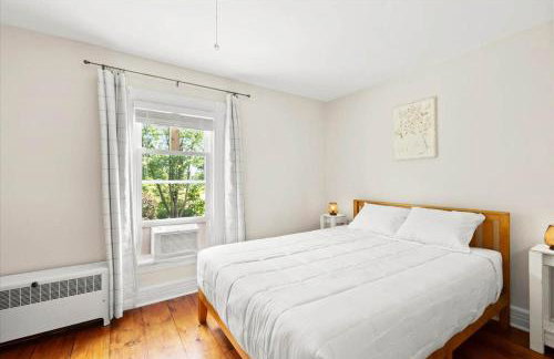 Hudson Restored Farmhouse with Fire Pit - Foto 25