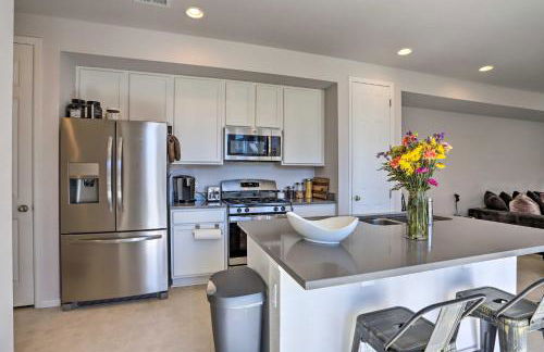 Near Hiking and Biking Trails Townhome with Patio - Foto 9