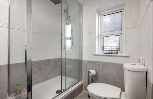 2A - Bright & Airy 2 Bed Flat - 20 Mins to Central - Foto 9