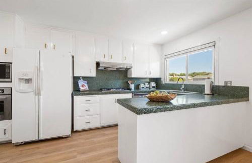 Modern 4 King Beds, Beautiful Large Backyard, Golf, WFH, Long Stays, WI-FI, FWY, 25 mins to Beach - Photo 8