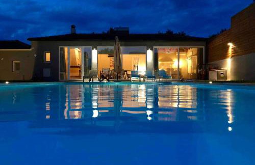 Sunlit Pool House - Foto 1