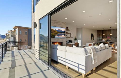 Luxury Hideout w Hot Tub Steam Shower - Photo 4