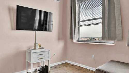 Pink playhouse sq near Progressive field & CSU - Foto 4