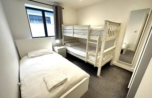 Daisy Lodge - Spacious Two Bed Flat - Parking, Netflix, WIFI - Close to Blenheim Palace & Oxford - F1 - Photo 3