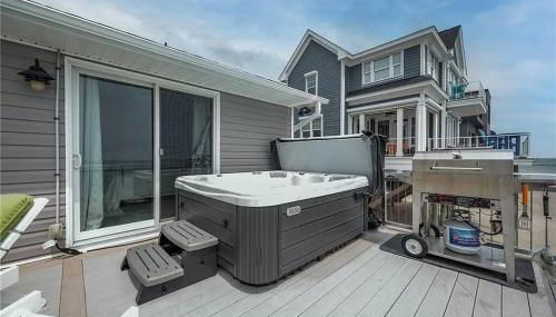 Bay Bliss - Private Beachfront Home with 180° Views & Hot Tub! - Foto 2, sunbed