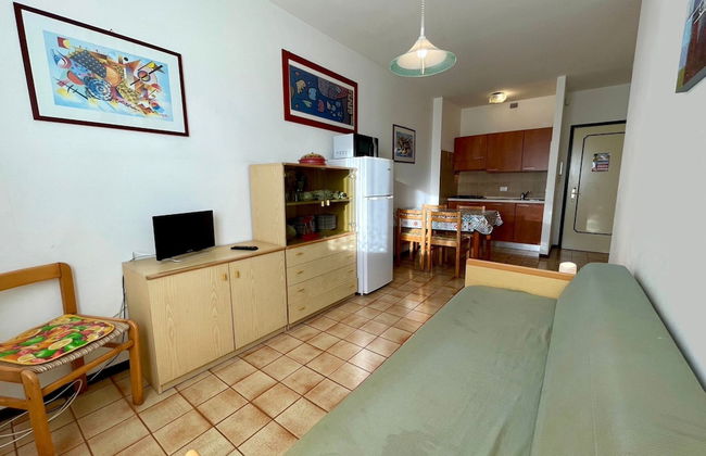 Flat With Excellent Location - Photo 3