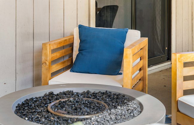 Delightful Home w Fireplace Patio Fire Pit - Foto 32