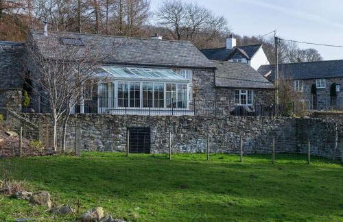 PLAS IWRWG GRANARY - Stunning Barn Conversion based in North Wales - Photo 34