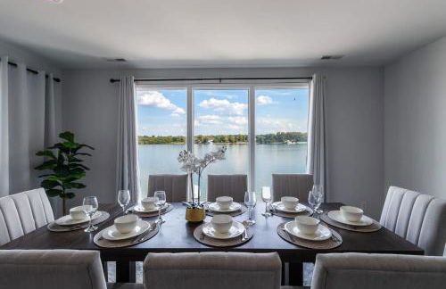 New Renovated 5BD Home with Hot Tub Sauna & Game Rm - Foto 42