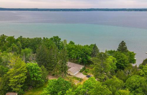 Waterfront Torch Lake Cottage with Dock and Fire Pit! - Foto 34