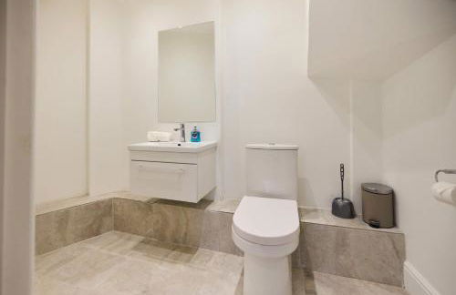 Central Tadworth Flat - Split- level 2BDR - Foto 20