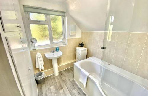 EasyRest - Spacious Detached House - 10 Beds - 5 Bedrooms - 4 Bathrooms - Secure Parking 5 Vehicles - Excellent Road Links - Perfect for Contractors & Large Groups - Foto 32