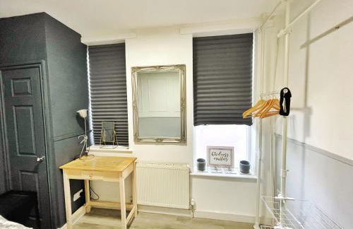 AdeamStays provides Beautiful centrally located 1 and 2 bed apartments on Liverpools Boulevard - Foto 33