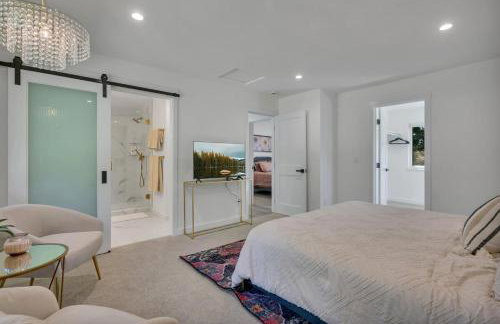 Stylish Bellevue Retreat - Photo 13