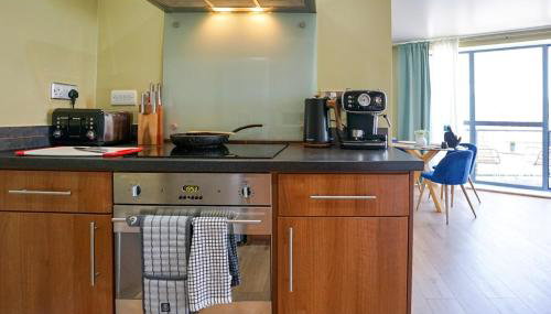 Stylish 2-Bed Apartment, Free Parking, Walk to Hospital & Uni - Foto 3, stove, toaster