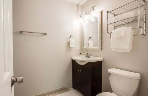 Modern + Cozy Townhome - minutes to Avalon w/king - Foto 7