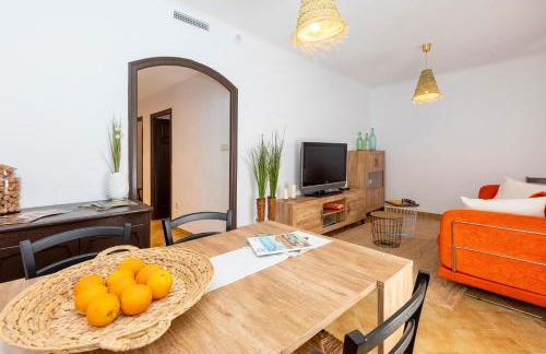 8 to 10 Sleeps Private Pool Villa & BBQ Near Barcelona - Foto 16