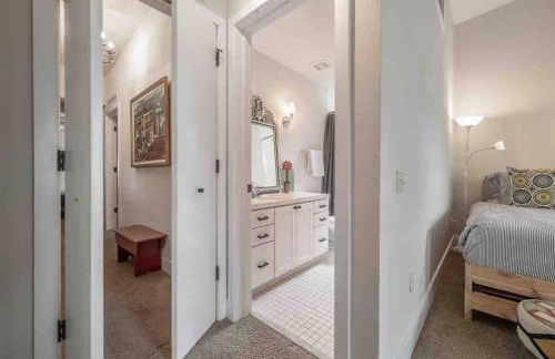 Nawlins vibe with rooftop verandah near Riverwalk and downtown - Foto 47