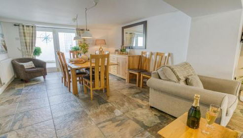 Sailors Return - Photo 5