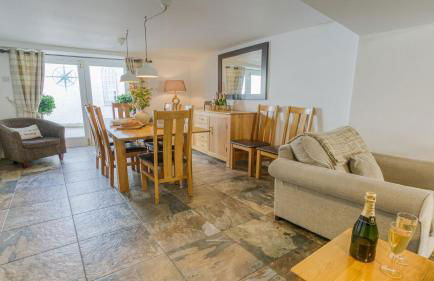 Sailors Return - Photo 5