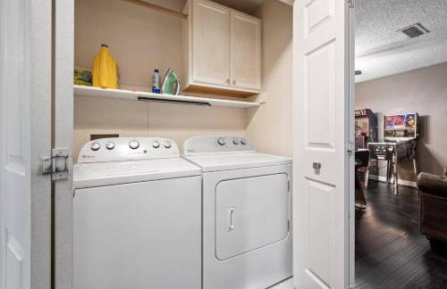 Brand New Stay! Pool • Hot Tub • Game Room Retreat - Foto 17