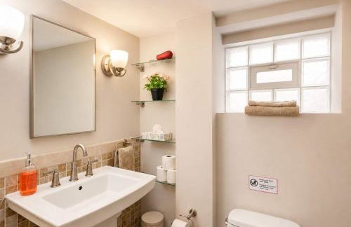Beautiful 3BR 2BA Colonial House by CozySuites - Foto 18