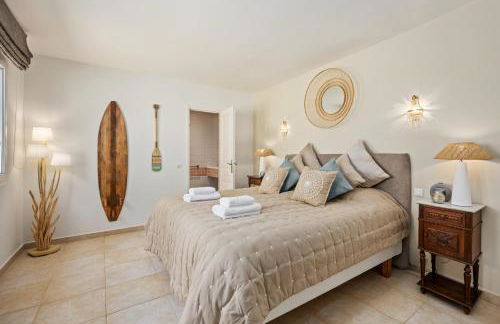 Villa La Genestière - Familienoase und Golfertraum mit Infinity-Pool und 180-Grad-Panoramablick bis zum Meer - Foto 45