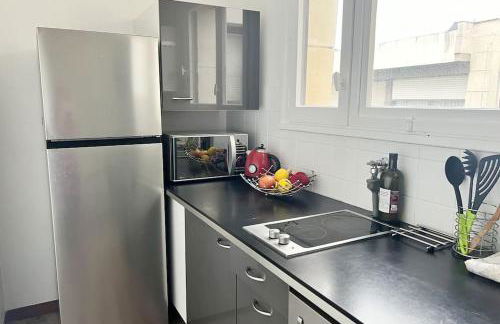 Sunny Flat, parking & RER C and H - Foto 13