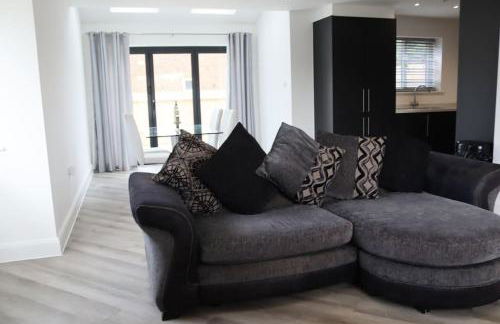 Spacious 2 Bedroom Home Next To Queen Victoria Hospital - Photo 17