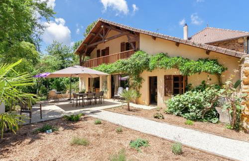 Spacious farmhouse with private heated pool in a rustic garden - Foto 1